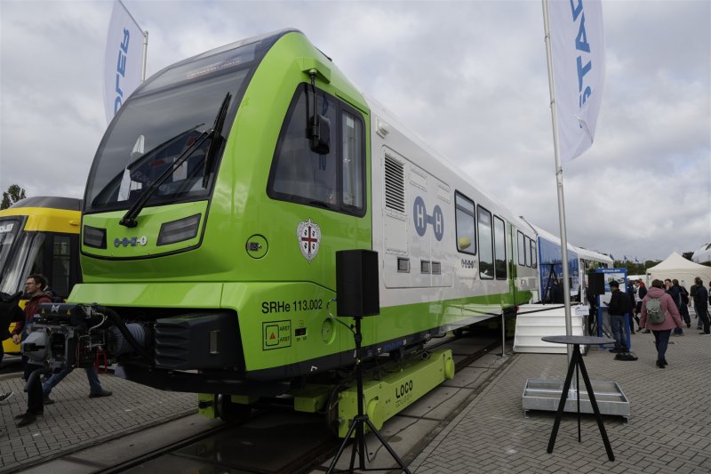 De waterstoftrein staat vanwege zijn smalspoordraaistellen op speciale lorries. (Rechten: Stadler)