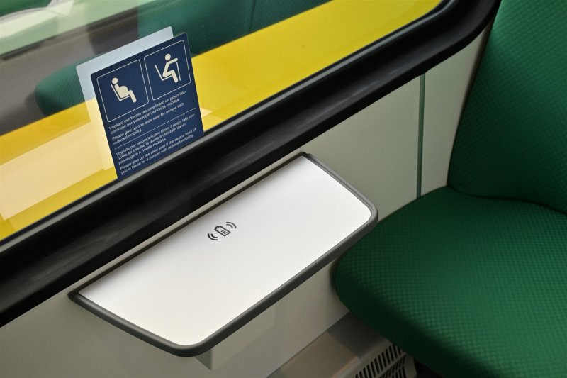 Je kunt ook draadloos je telefoon opladen in de trein. (Rechten: Stadler)