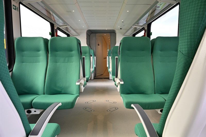 Het interieur van de smalspoortrein, waar de kleur groen overheersend is. (Rechten: Stadler)