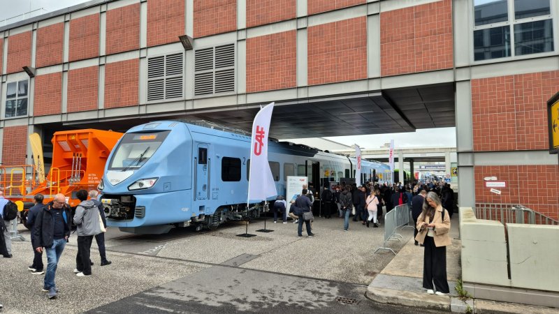 De nieuwe batterijtrein van CAF voor de Duitse VRR was te bezichtigen. (Rechten: Iain Dobson)