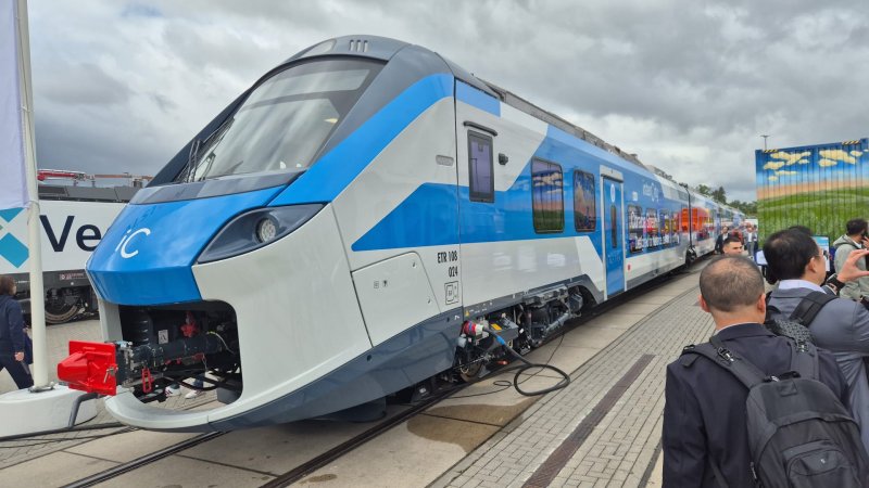 Ook de nieuwe IC200 voor het Italiaanse spoor was te bewonderen. (Rechten: Iain Dobson)