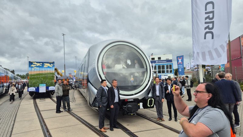 Het Chinese CRRC had zijn nieuwe railvoertuig bij zich met een bijzondere kop. (Rechten: Iain Dobson)