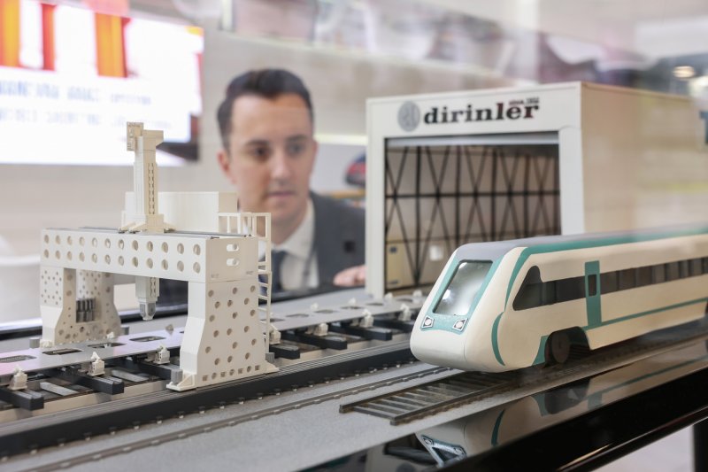 Ook simpele modeltreinen vind je op de beurs, al is het puur om als bedrijf op te vallen. (Rechten: Messe Berlin GmbH)