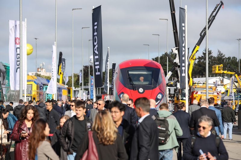 Op het buitenterrein waar de treinen gepresenteerd werden, stonden veel ge&iuml;nteresseerde mensen. (Rechten: Messe Berlin GmbH)