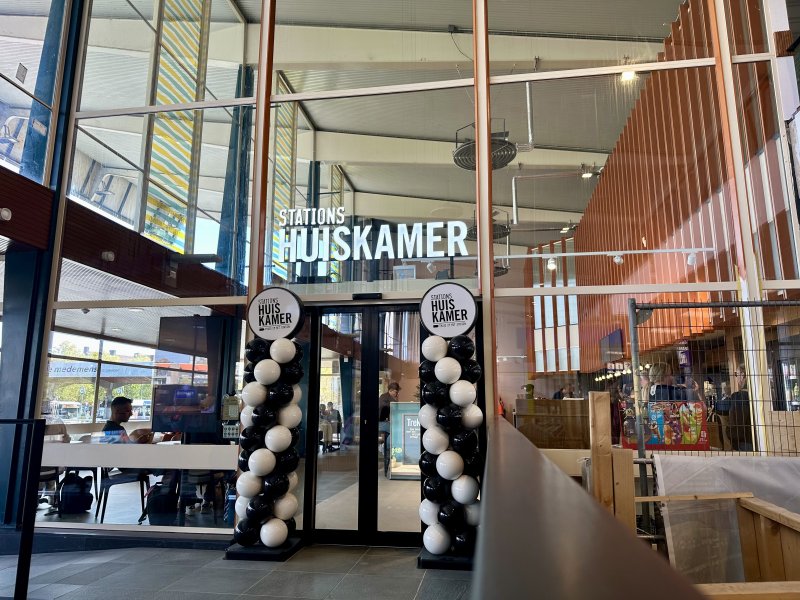 De nieuwe StationsHuiskamer in Venlo is geopend. Het bevindt zich op dezelfde plek van de vroegere stationsrestauratie. (Foto: NS)
