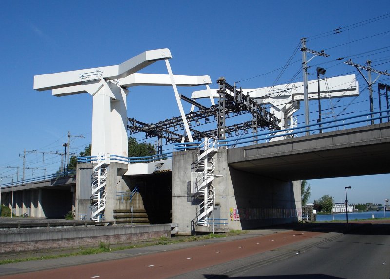 De spoorbrug waar in de nacht van vrijdag op zaterdag brand gesticht werd. (Foto: Wikifrits (Creative Commons))