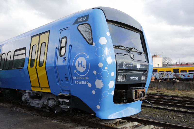 De kop is voorzien van diverse bellen wat duidelijk maakt dat de trein op waterstof rijdt. (Rechten: Nataly Momot / Digas)