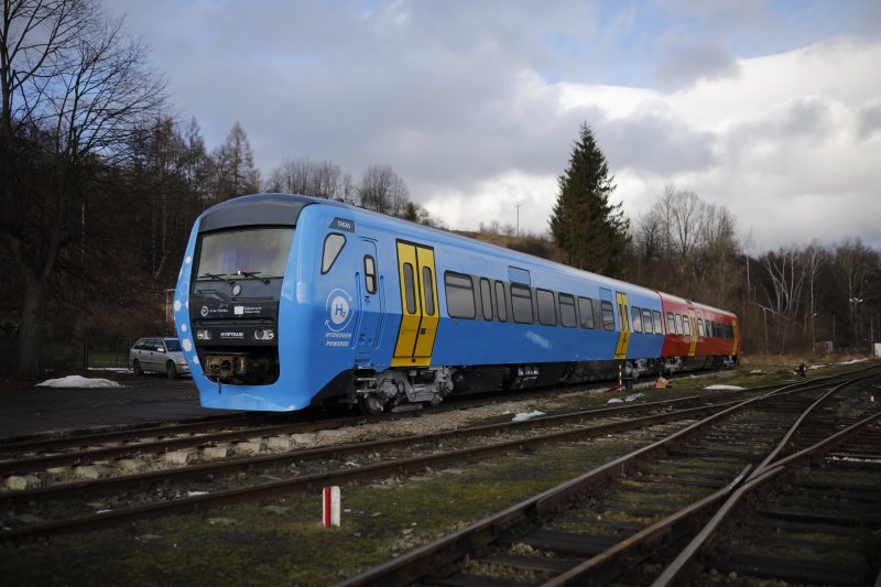 De combinatie tussen het oude diesel en de nieuwe waterstofaandrijving kan je herkennen aan de kleurencombinatie. In Polen zijn de DM'90 stellen voornamelijk rood.  (Rechten: Nataly Momot / Digas)