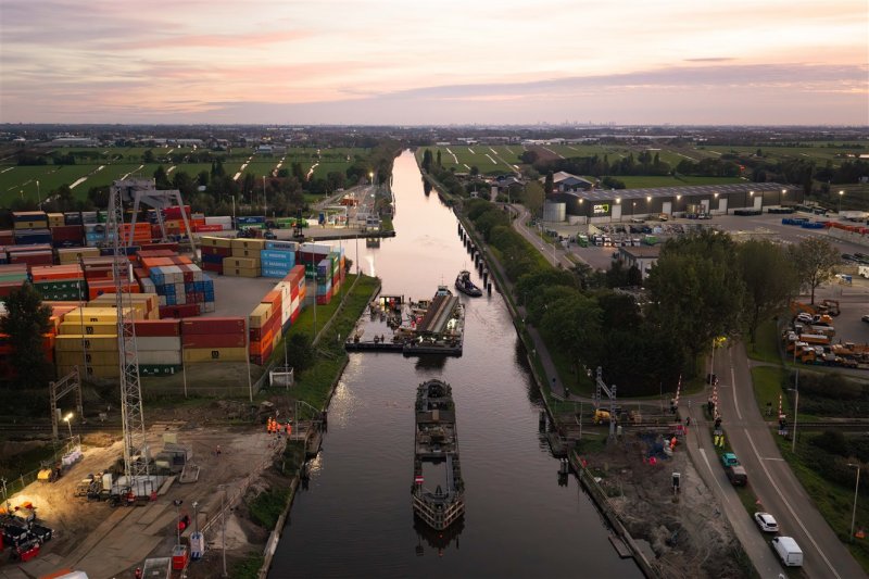 De werkzaamheden bij de Gouwespoorbrug in Alphen a/d Rijn. (Foto: Shane van Hattum, duckdev)