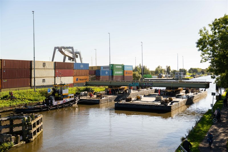 Het veertig meter lange brugdeel wat zijn eerste meters gemaakt heeft in zijn reis naar Friesland. (Foto: Shane van Hattum, duckdev)