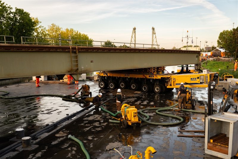 Met veel expertise werd maandag het brugdeel op het ponton geplaatst. (Foto: Shane van Hattum, duckdev)