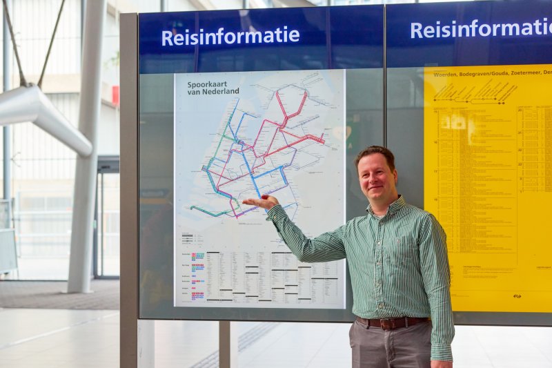 Winnaar Alain presenteert op Utrecht Centraal de nieuwe lijnenkaart. (Foto: NS)