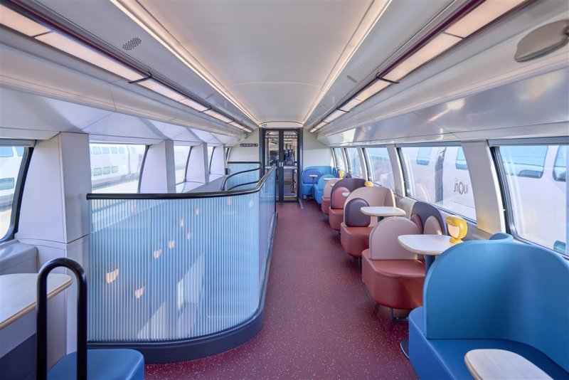 De zitplaatsen in de dubbeldeks bistro. (Rechten: SNCF / InOui)