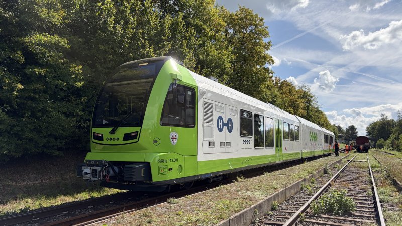De waterstoftrein voor ARST op het test-smalspoor. (Foto: Stadler Rail)