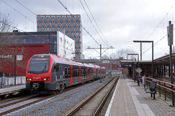 Een R-NET trein op station Gouda. (Foto: Bert Hollander)