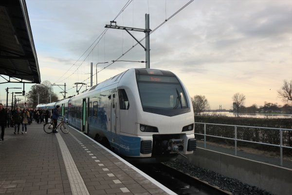 Keolis plaatst stickers met QR-code bij toiletten om reizigers problemen te laten melden. (Foto: Treinenweb)