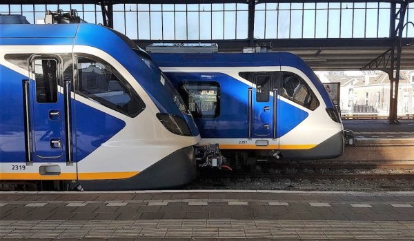 Een archieffoto van twee SNG-treinstellen (Foto: Treinenweb)