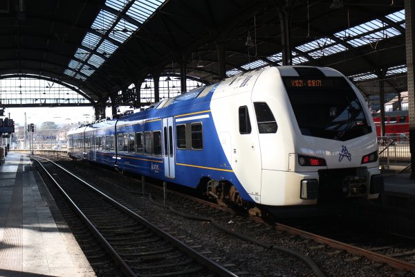 Een Flirt 3C trein van Arriva op station Aken. (Foto: Treinenweb)