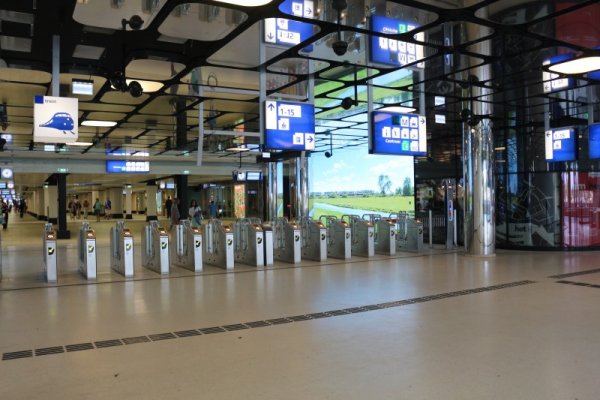 Vergelding beproeving Zich voorstellen Kijkje naar IJ-kade en poortvrije passage Amsterdam - Treinenweb
