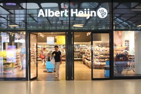 De AH to Go op station Amsterdam Centraal (Foto: Treinenweb)