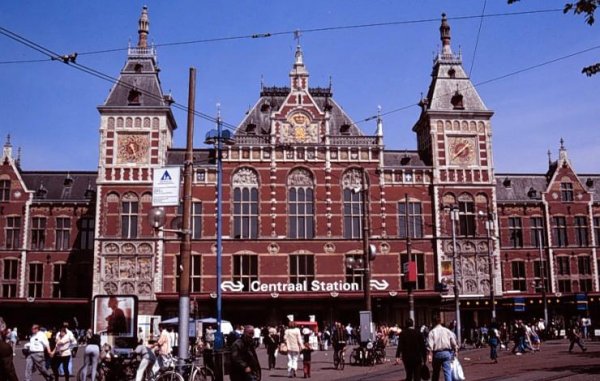 De smalle Oostelijkse stationstunnel krijgt binnenkort mooie kunst  (Foto: Amsterdam Municipal Department for the Preservation and Restoration of Historic Buildings and Sites)