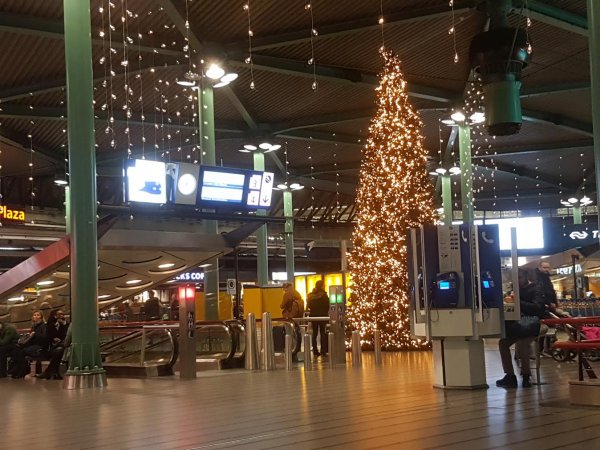 Schiphol in kerstsferen (Foto: Arin Claij)