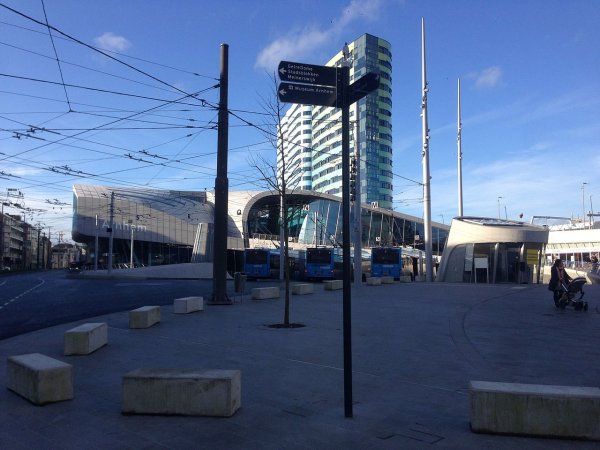 Het station van Arnhem, maar nu nog zonder Centraal (Foto: Maxxiwe)