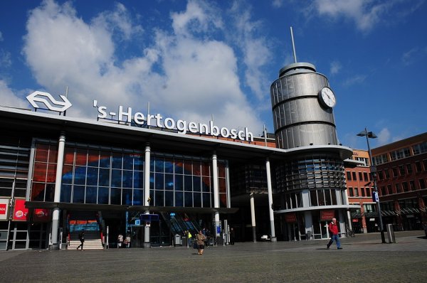 Het station van 's-Hertogenbosch gaat in de toekomst op de schop omdat het uit zijn jasje groeit. (Foto: Henk Monster)