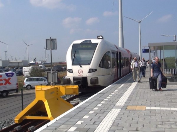 Vanaf 6 mei rijden er extra Arriva-treinen naar de Eemshaven. (Foto: Treinenweb)