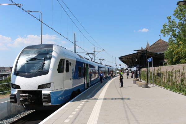 Een Flirt-trein van Keolis Blauwnet op station Kampen. (Foto: Treinenweb/Clayweb)