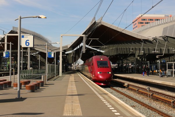 Doorkomst van een Thalys op Amsterdam Bijlmer ArenA wat sporadisch plaatsvindt. (Foto: Treinenweb)